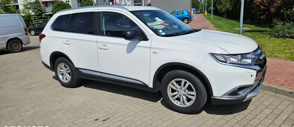 samochody osobowe Mitsubishi Outlander cena 63960 przebieg: 178000, rok produkcji 2017 z Warszawa